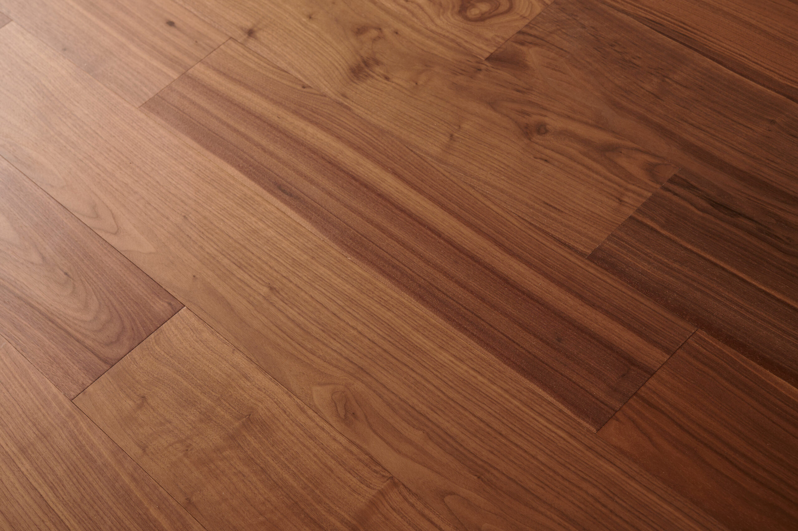 Parquet noyer villa lame large vernis aspect huilé UV.